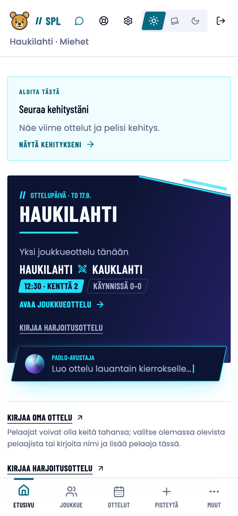 Sarjapadelin etusivu puhelimella: Aloita tästä -kortissa lukee Seuraa kehitystäni, ja alla on ottelupäivän kortti.
